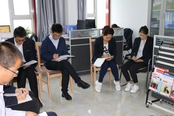 機關支部組織集體學習(圖2) 機關支部組織集體學習(圖2)