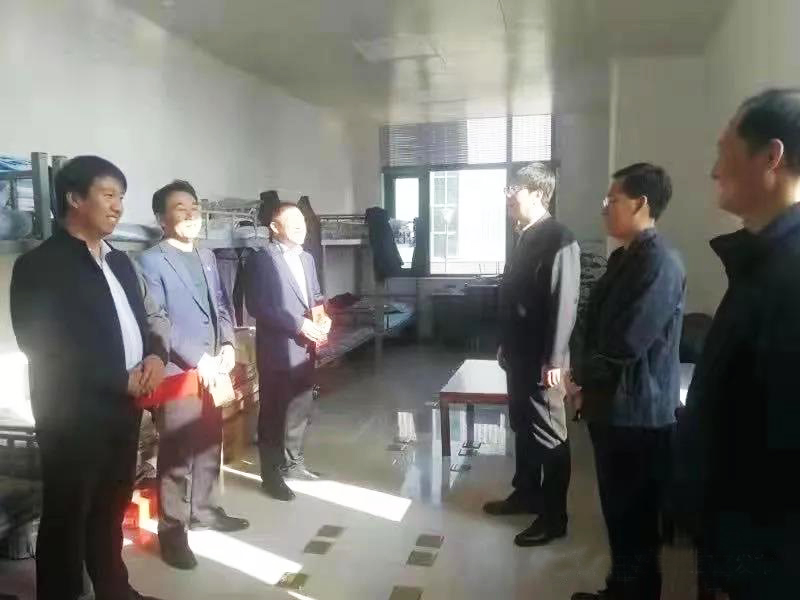 工業(yè)園區(qū)管委會(huì)、泓源公司慰問(wèn)園區(qū)機(jī)關(guān)保安門(mén)衛(wèi)等一線人員(圖2)