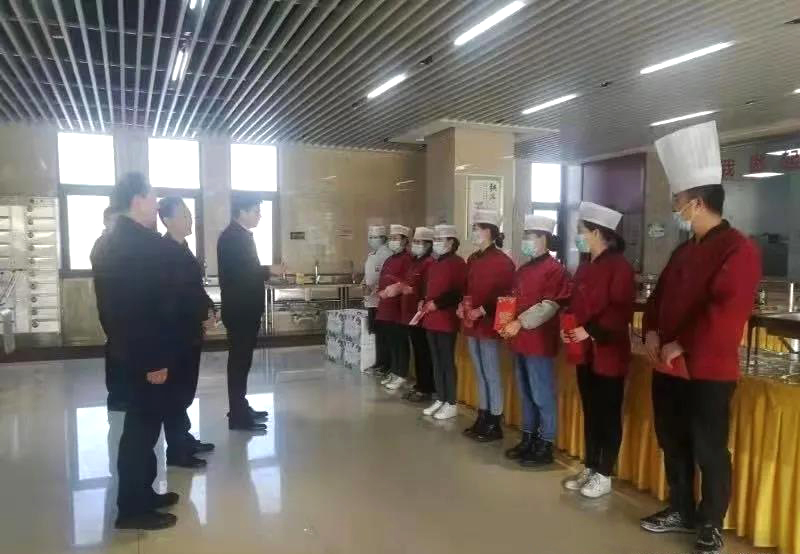 工業(yè)園區(qū)管委會(huì)、泓源公司慰問(wèn)園區(qū)機(jī)關(guān)保安門(mén)衛(wèi)等一線人員(圖3)