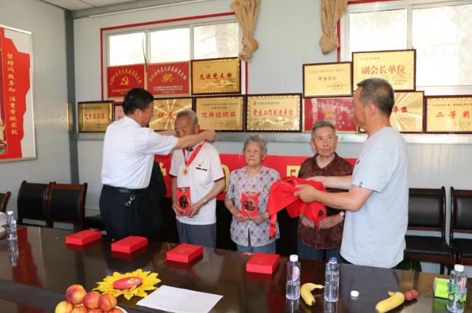 走訪慰問(wèn)老黨員 深入實(shí)際學(xué)黨史—— 市政府國(guó)資委慰問(wèn)泓源公司老黨員、困難黨員(圖2)