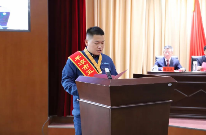 喜報(bào)！市產(chǎn)投集團(tuán)員工楊李榮獲2022年平?jīng)鍪形逡粍趧营務(wù)?圖2)