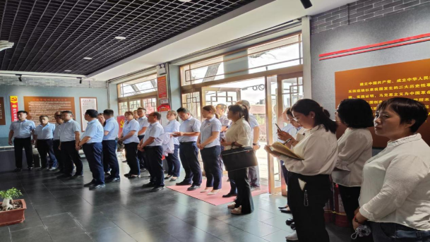 同心慶七一 喜迎二十大——市產(chǎn)投集團(tuán)開(kāi)展紅色教育主題黨日活動(dòng)(圖2) 同心慶七一 喜迎二十大——市產(chǎn)投集團(tuán)開(kāi)展紅色教育主題黨日活動(dòng)(圖2)